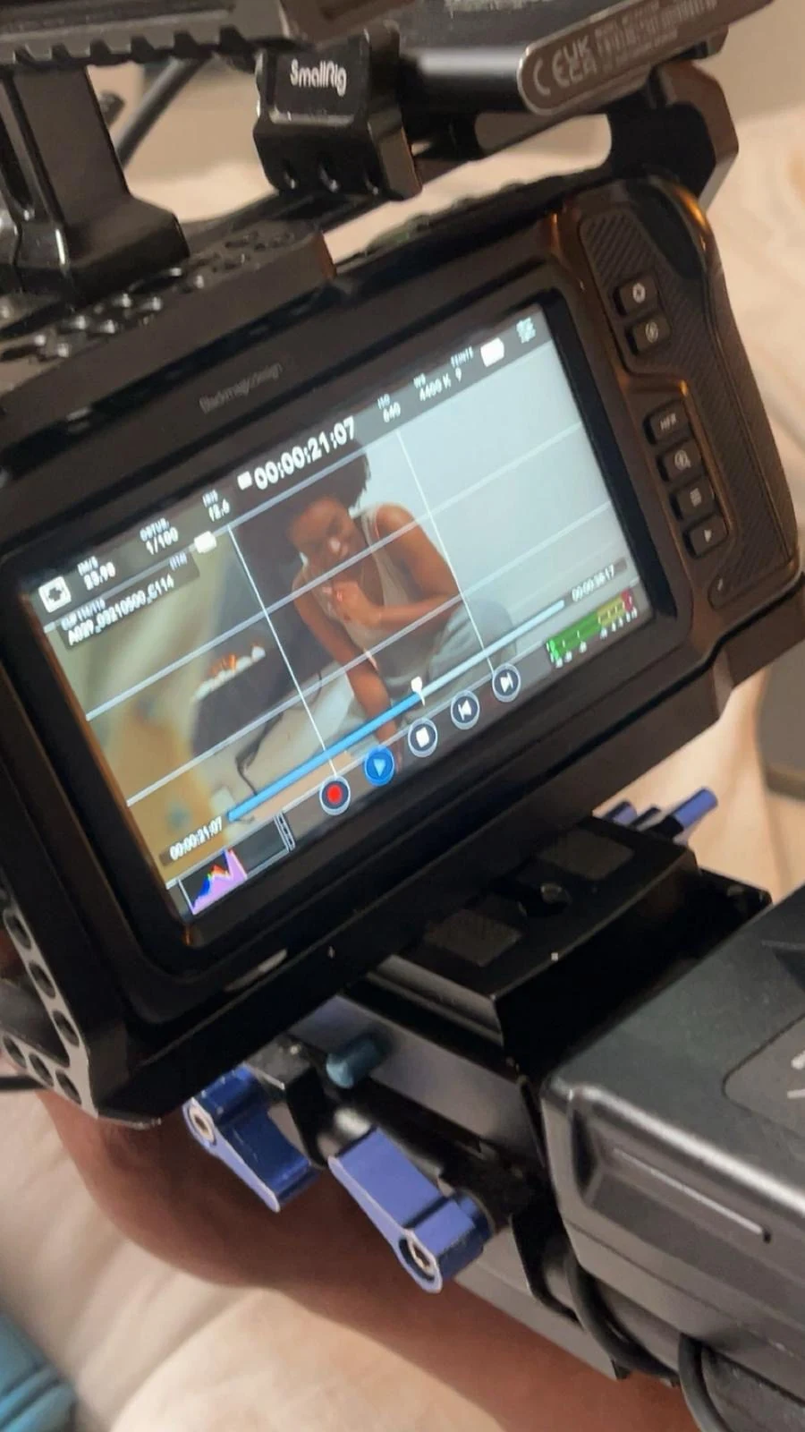 Écran d’une caméra montrant une comédienne pendant le tournage de Bon Profil.
